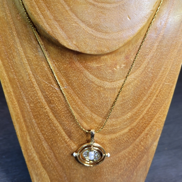 Noble Collection Lumos Harry Potter Charm Pendant #4 Time Turner with GP Chain - Picture 4 of 9